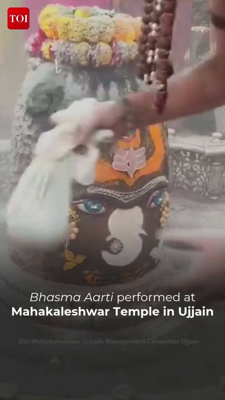 Devotees at Bhasma Aarti, Mahakaleshwar Temple Ujjain — Hotel Shrimmaya Ujjain